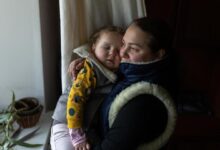 Photo of Грелки из бутылок, спальные мешки и газовые горелки: как жители Украины согреваются в морозы